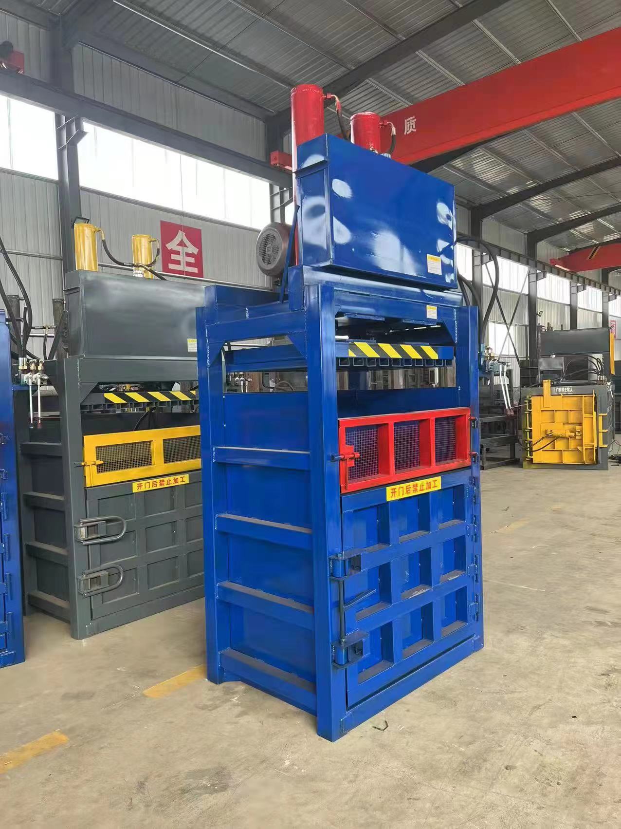 Vertical hydraulic baler