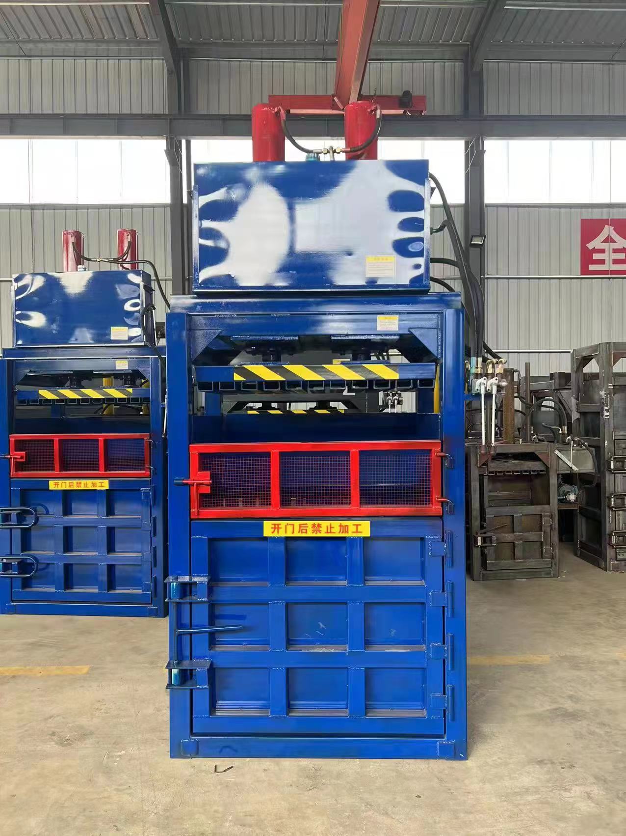 Vertical hydraulic baler