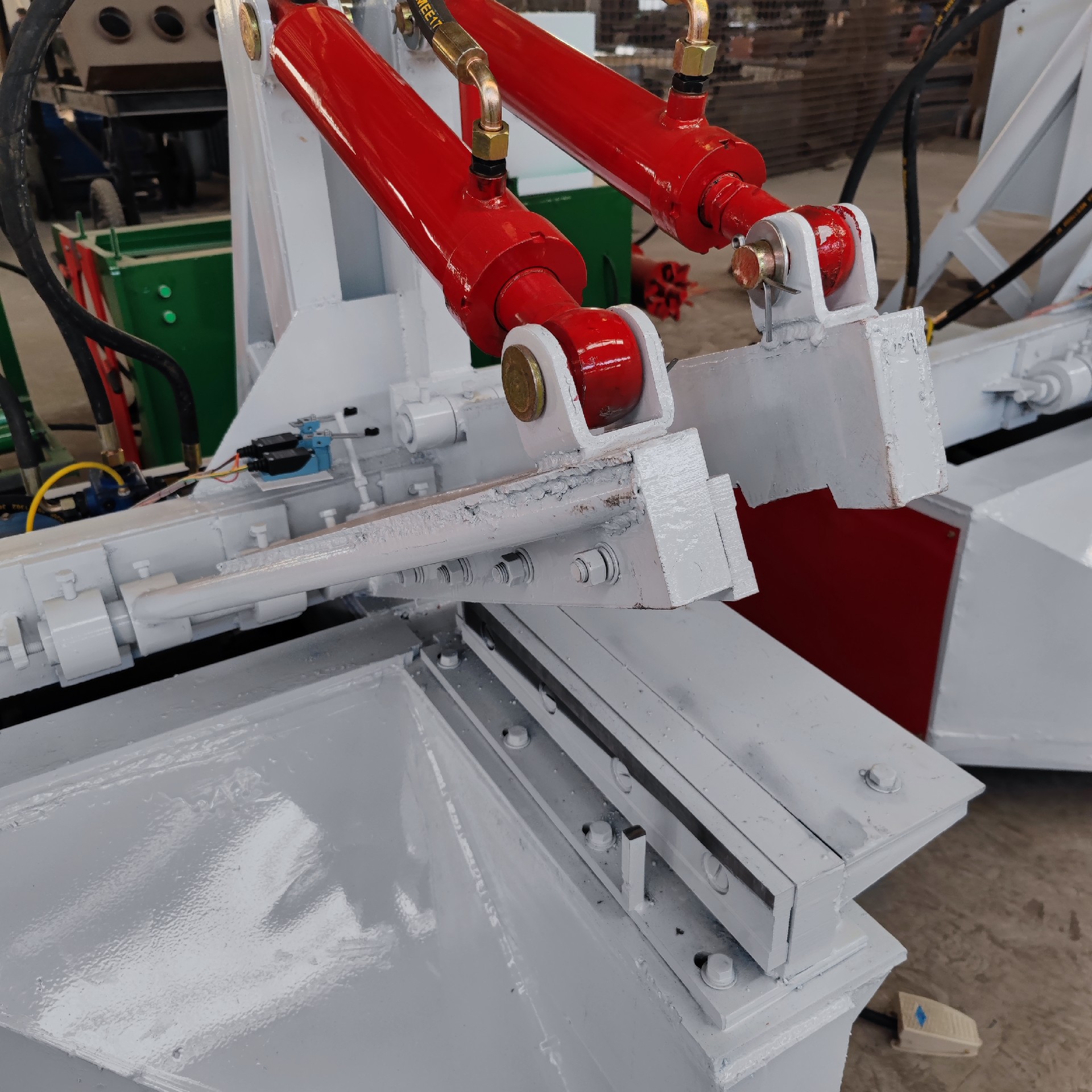 Small metal shearing machine