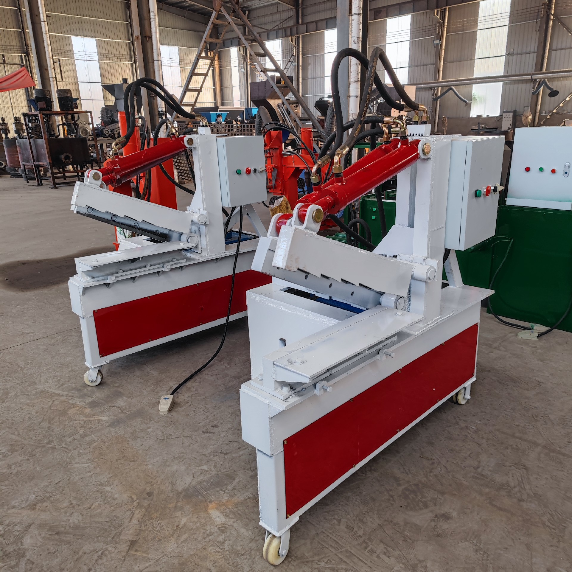 Small metal shearing machine
