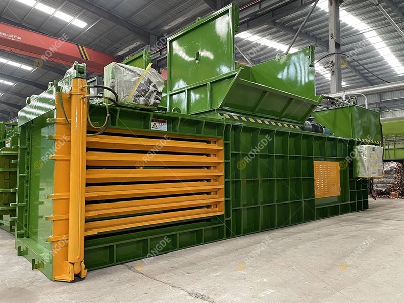 Automatic straw baler